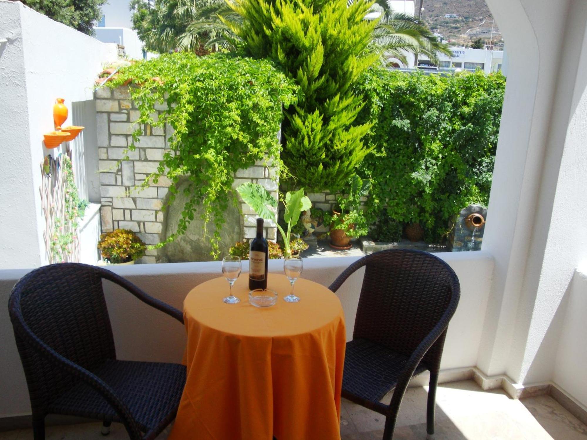Vassiliki Rooms Парос Екстериор снимка