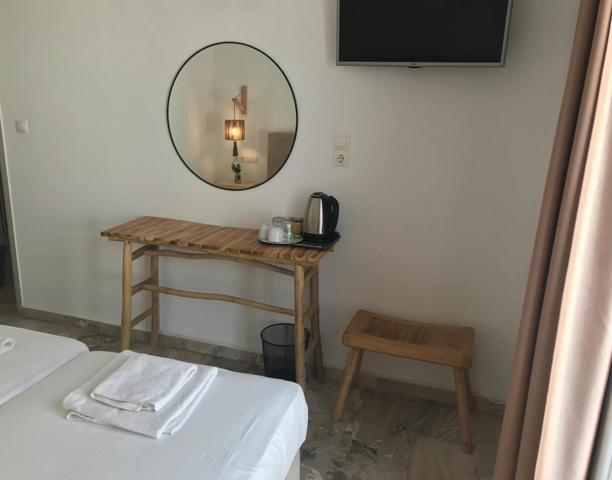 Vassiliki Rooms Парос Екстериор снимка